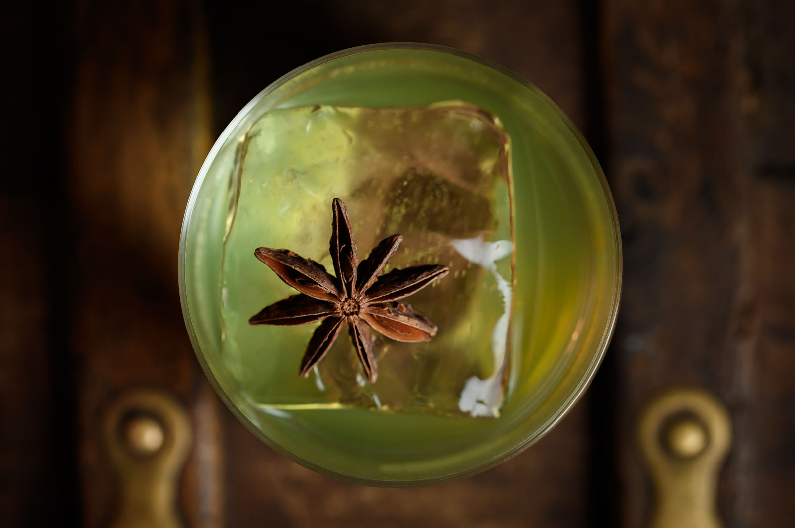 Cocktail vibrant avec des fruits exotiques  au bar 1933 à Nantes