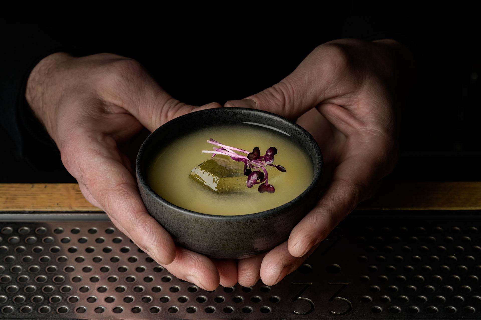 Cocktail avec une paille et garniture de fruits au bar 19-33 à Nantes