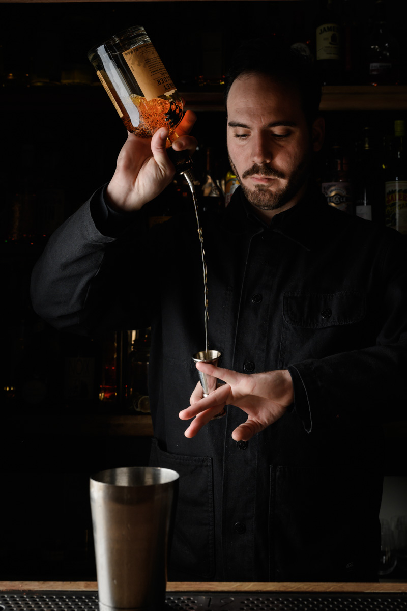 Mixologue préparant un cocktail pour un événement  au bar 1933 à Nantes