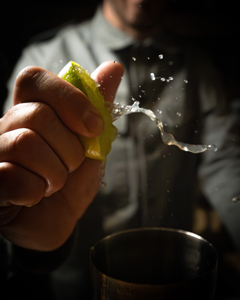 Instructeur montrant la préparation d'un cocktail pendant un cours  au bar 1933 à Nantes