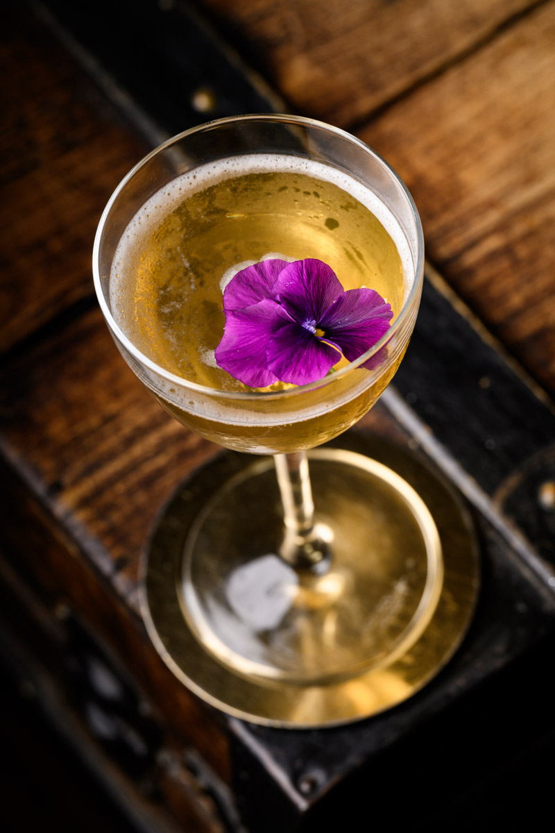 Cocktail fruité avec une touche de menthe  au bar 19:33 à Nantes