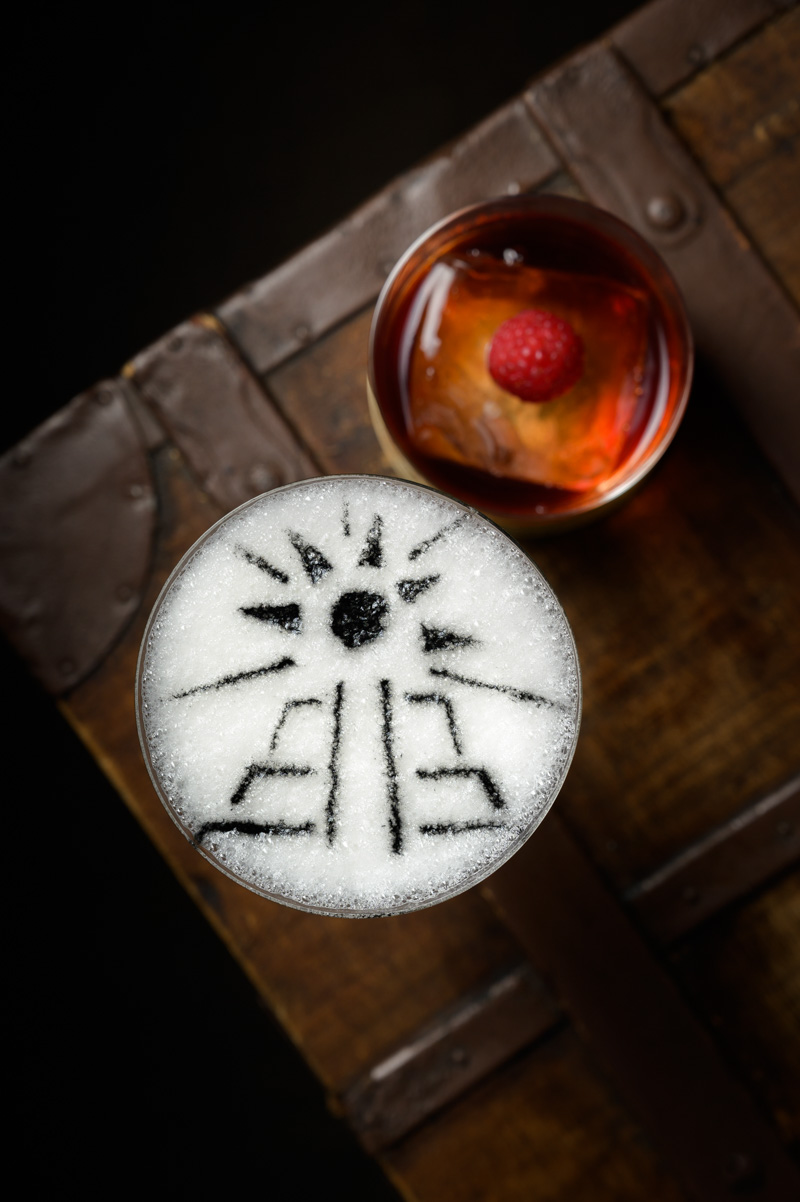 Cocktail créatif avec décoration florale au bar 19 33 à Nantes