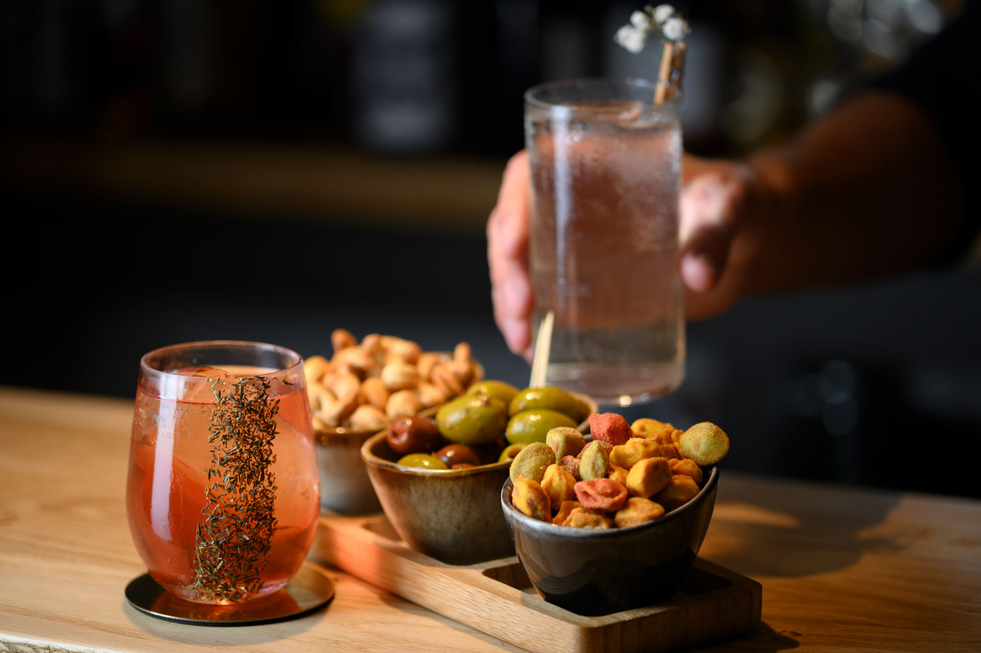 Cocktail élégant dans un verre à martini  au bar 1933 à Nantes